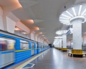 Іноземець кинувся під поїзд метро й потрапив на відео