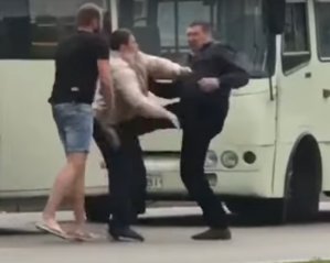 &quot;Два барани&quot;: маршрутники побилися за місце на зупинці - відео