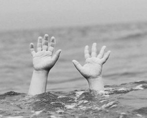 8-річний хлопчик потягнувся за шапкою і потонув у водоймі