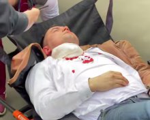 Не витримав тиску: білорус у суді перерізав горло - моторошне відео