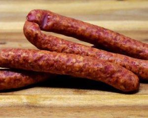 Чоловік виявив страшну знахідку у ковбасі. Купив її по акції