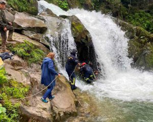 Висів під семиметровим каскадом води: очевидець про загибель школяра у водоспаді