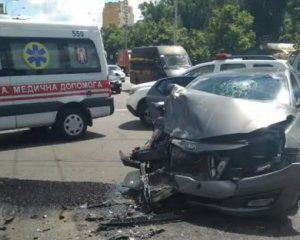 Машина на швидкості врізалася в автобус з людьми: кадри зіткнення