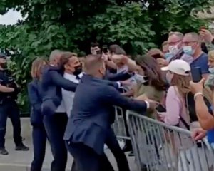 Чоловіку, який дав ляпаса президенту, загрожує до трьох років тюрми