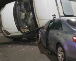 Маршрутка перекинулася на легковик