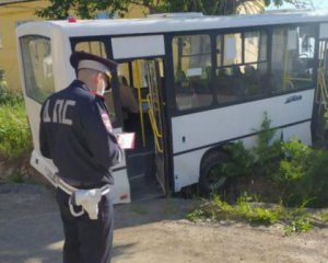 У Росії автобус врізався в зупинку. Є жертви