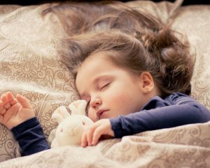 Чи корисно дітям спати з домашніми тваринами