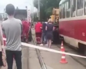 У Києві жінка потрапила під трамвай, рух паралізований