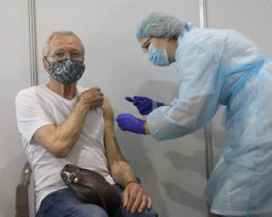 "Свинство й дискримінація" - Стерненко про vip-вакцинацію депутатів і чиновників