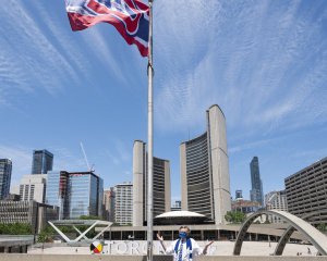 Мэр Торонто поднял флаг ненавистного клуба
