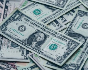 Долар став іще дешевшим: свіжий курс валют