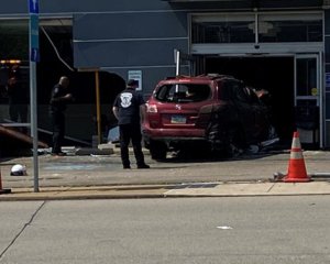 Автомобиль врезался в здание донорской клиники: есть погибшие