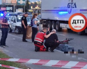 П'яний перехожий штовхнув велосипедиста під вантажівку: моторошне фото