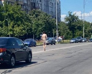 Посреди дороги в Киеве прогуливался нудист