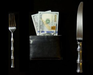 Правоохоронець хотів з'їсти хабар, щоб приховати злочин