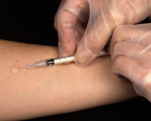 Ще одна країна заманює українських заробітчан вакциною
