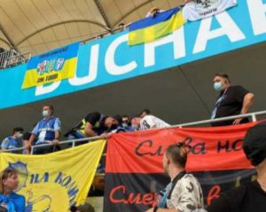 Українські вболівальники повісили прапор з гаслами &quot;Слава нації - Смерть ворогам&quot;