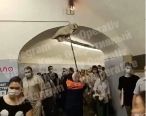 &quot;Техника поражает&quot;: пожар в киевском метро тушили шваброй