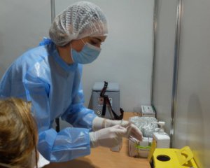 Київський центр вакцинації працюватиме в суботу: години роботи скоротили