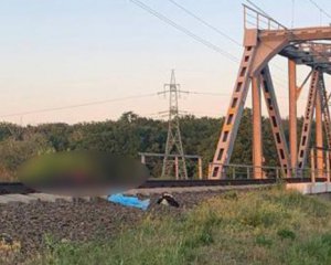 Лег между рельсов ради фото. Подросток погиб под колесами поезда