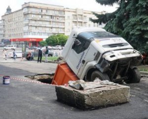 Грузовик провалился под землю - показали видео