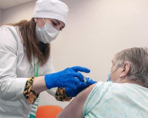 Обвал вакцинації: за добу щеплення проти Covid-19 отримали 4,3 тис. українців