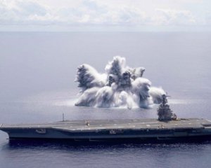 Прочность авианосца проверили 18-тонной бомбой