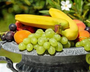 Если фрукты есть неправильно, они гниют в желудке - диетолог