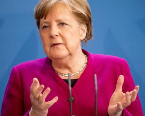 Меркель вакцинировалась от коронавируса смешанными препаратами