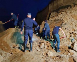 Зсув ґрунту на Одещині: пошукові роботи триватимуть всю ніч