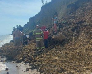 Обвал почвы на пляже: какие новости от спасателей