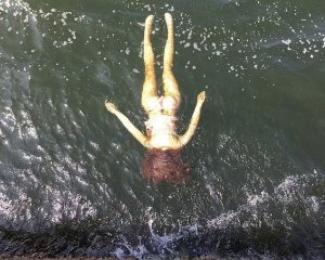 Спасатели достали из воды секс-куклу, приняв за потопающего