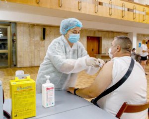 Все места на вакцинацию в Киеве заняты