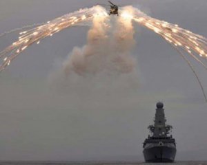 Великобритания показала видео, как самолеты и корабли РФ преследовали эсминец Defender в Черном море
