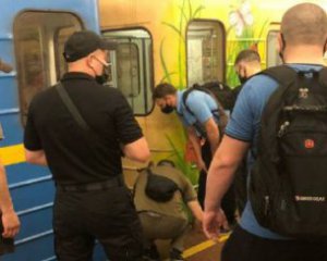 На пути киевского метро упал пассажир