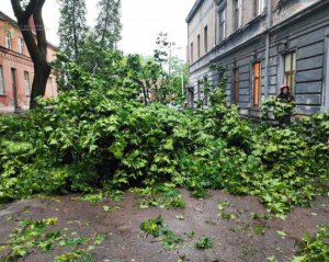 Зливи, град, шквальний вітер: українців попередили про негоду
