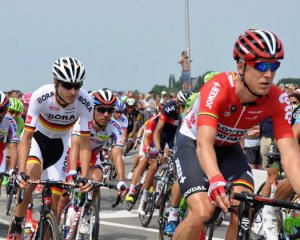 На Тур де Франс болельщик спровоцировал массовый завал гонщиков. видео