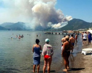 В Турции вспыхнули лесные пожары