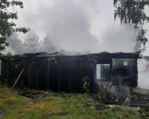 Блискавка спалила будинок і хлів, поки господарів не було вдома