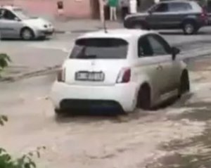 Вода затопила улицу Киева: видео масштабной аварии