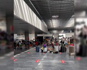 Без еды и туалета - украинские туристы застряли в аэропорту
