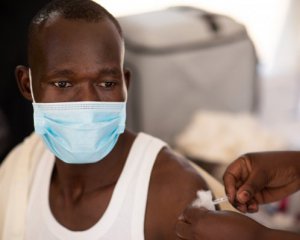 Лікар-самозванець колов воду замість вакцини проти коронавірусу