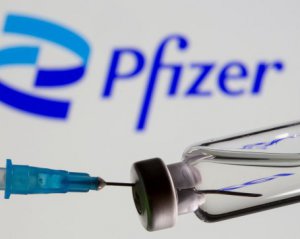 Вакциною Pfizer щепляться всі охочі українці. Назвали терміни