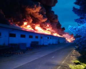 В столице Чехии произошел масштабный пожар. Видео