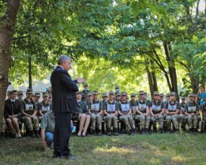 Таран навідався до курсанток, яких готували до параду на підборах. Що вирішили