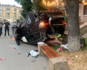 В Киеве пьяный водитель снес ограждение и перевернулся