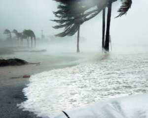 На Кубе эвакуировали десятки тысяч людей из-за урагана &quot;Эльза&quot;