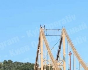 Екстремал із самокатом видерся на вершину мосту для &quot;покатеньок&quot;: відео