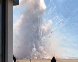 Десятки фейерверков случайно взорвались на пляже: видео