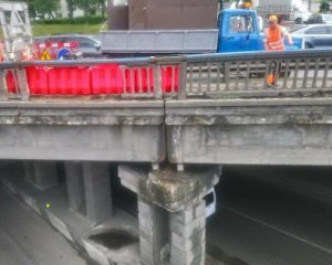 Падіння частини мосту на автомобіль: що кажуть в КМДА